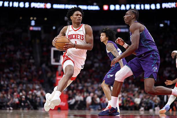 后场新星根本不适合打控卫，结果火箭竟然还不引进一名组织者？