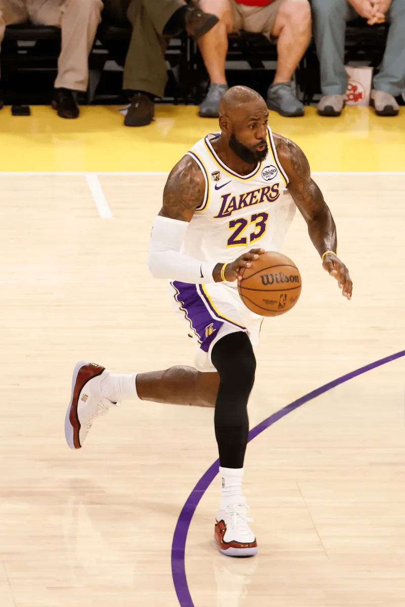 开云入口-詹姆斯穿着盛大启幕配色Lebron23,得到18分4篮板6助攻3抢断