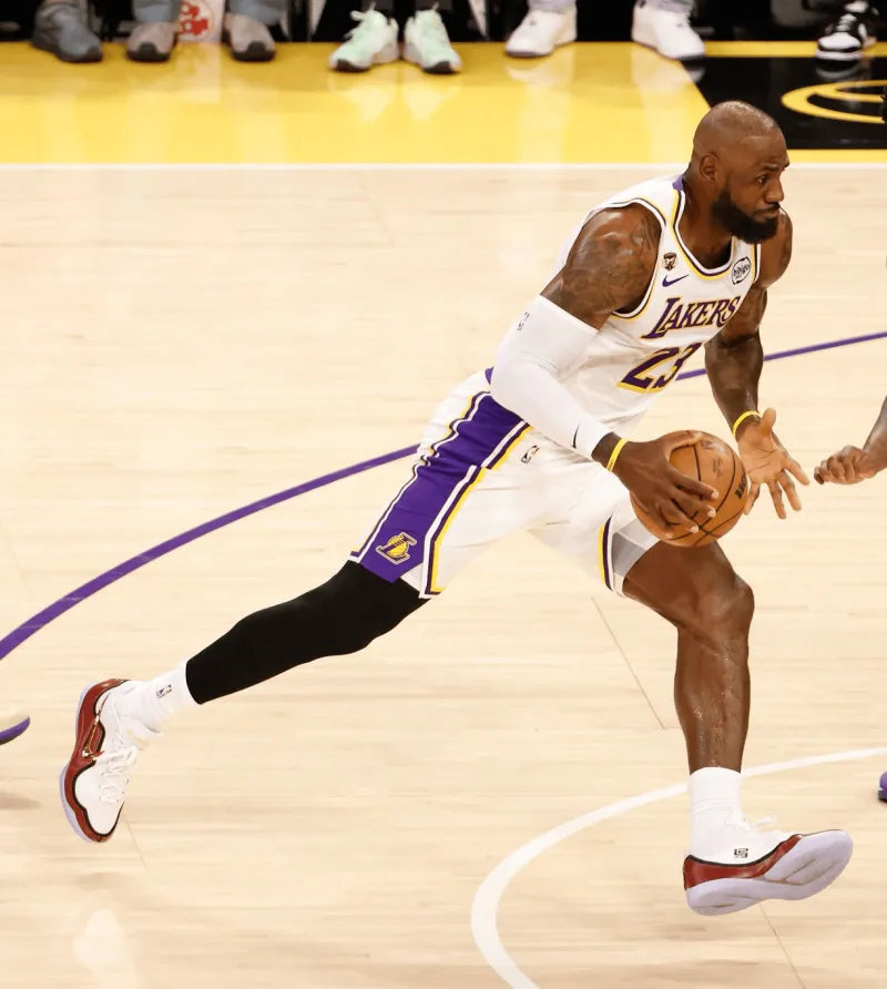 开云入口-詹姆斯穿着盛大启幕配色Lebron23,得到18分4篮板6助攻3抢断