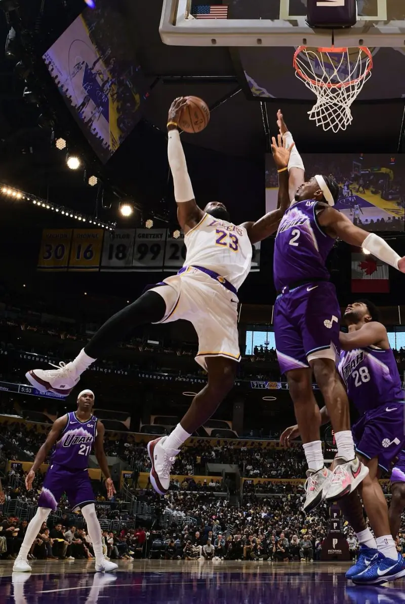 开云入口-詹姆斯穿着盛大启幕配色Lebron23,得到18分4篮板6助攻3抢断